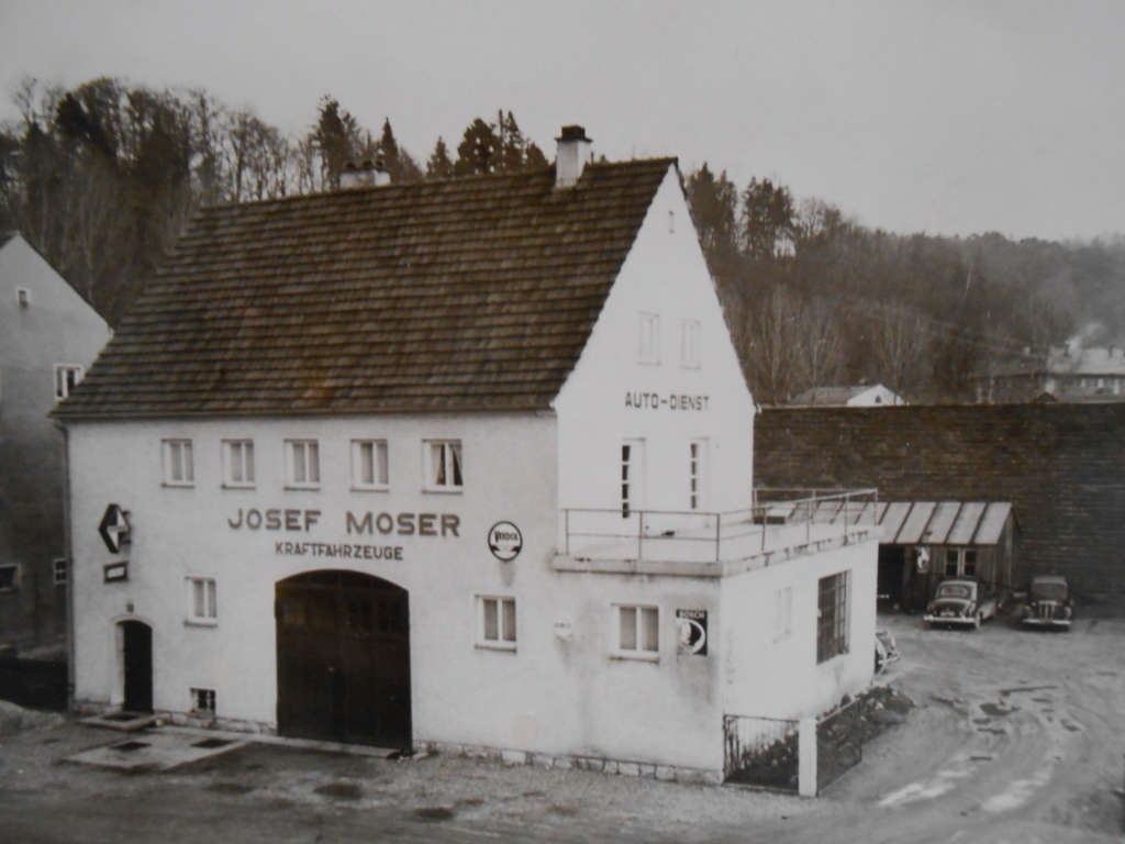 Historisches Foto eines Auto Dienst Gebäudes mit der Aufschrift Josef Moser Kraftfahrzeuge.