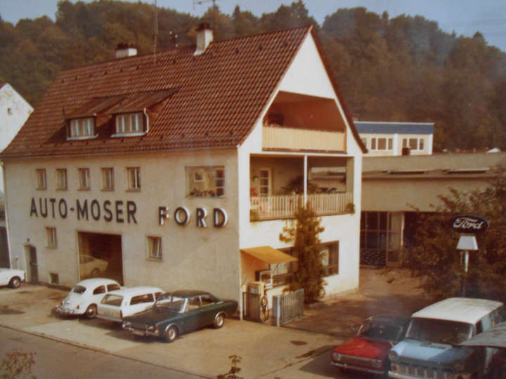 Historisches Farbfoto eines Autohauses mit der Aufschrift Auto Moser Ford.